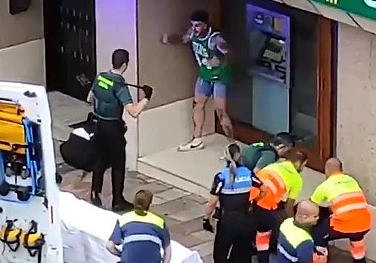 Agrede brutalmente a un guardia civil en Cangas de Onís y lo patea en